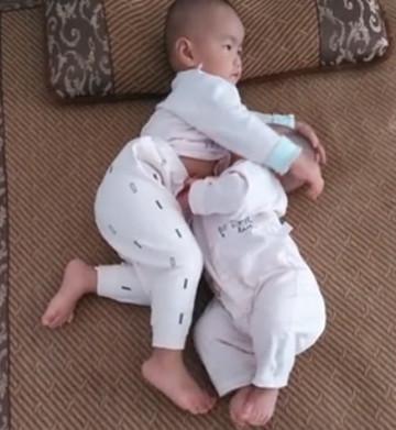 妹妹模仿哥哥进她房间的样子